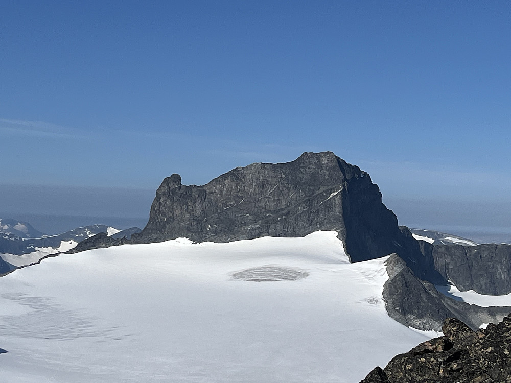 På andre siden av Storjuvbreen ruver Skardstinden med Nåle midt i mot. Nede til høyre for Skardstinden ser man den beskjedne toppen Søre Heimre Illåbreatinden, som var starten på ryggtraversen vår.