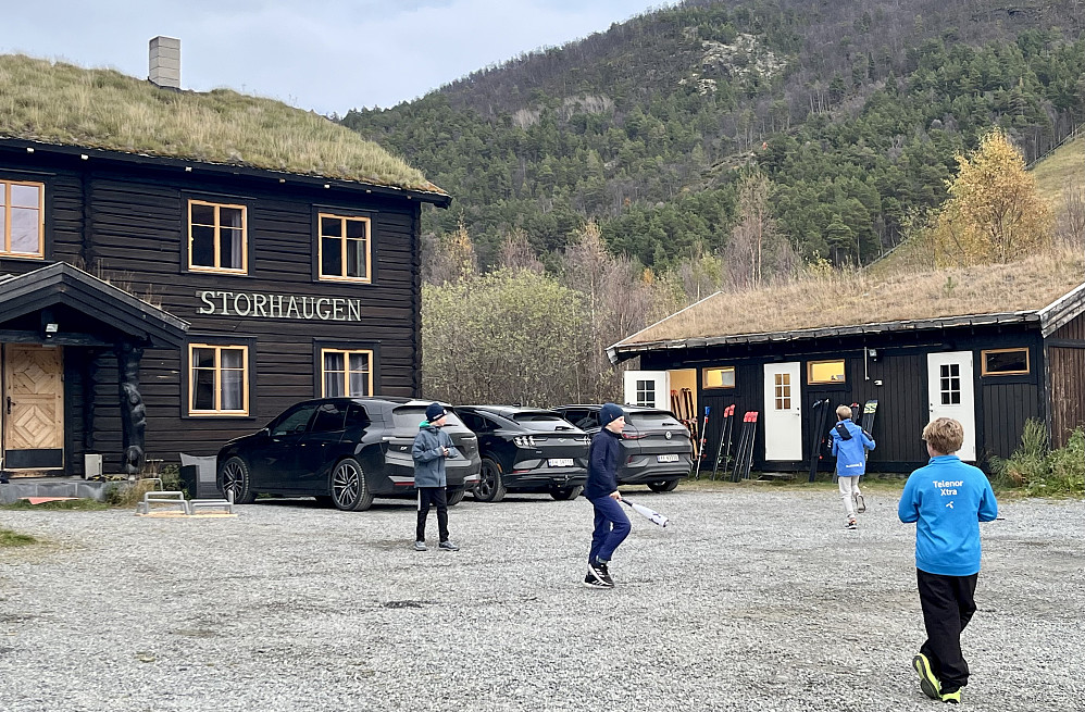 Etter endt storslalomtrening på Juvass var det greit å slappe av med lek på hyttetunet