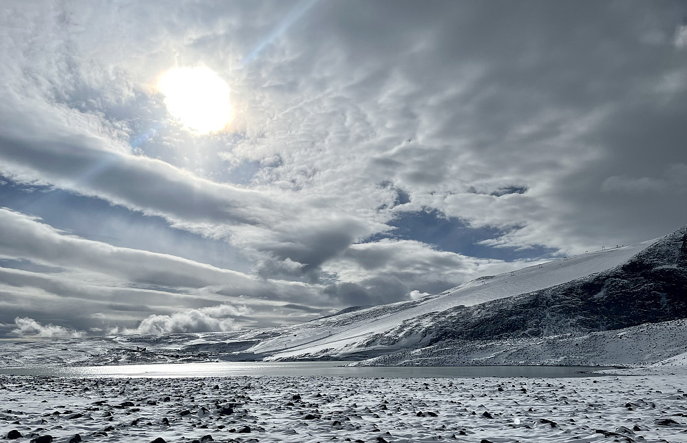 Utsikt mot skisenteret på Vesljuvbrean.