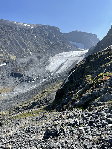 Med utsikt mot både bre og dal. Storjuva, som renner i dalbunnen, hadde stor vannføring, så vi valgte å sikre oss over med tau.