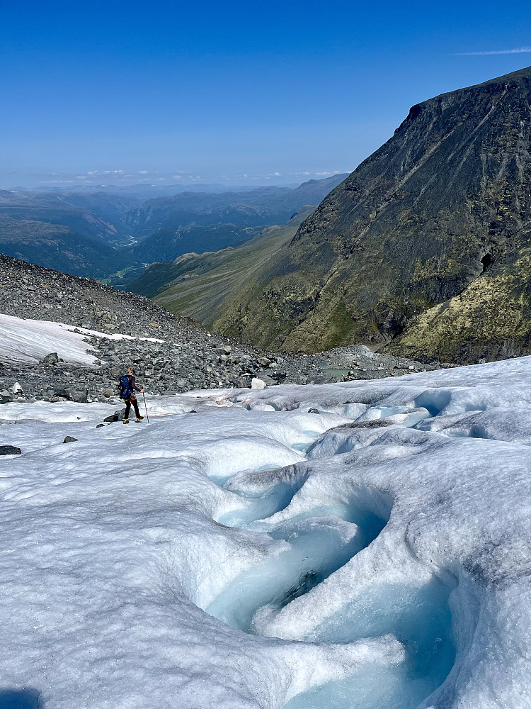På tur ned Storgrovbreen langs artige formasjoner etter smeltevannet.