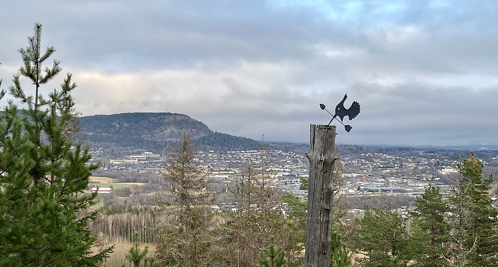 På selve toppunktet var det ikke spesielt med utsikt, men med en liten avstikker fra stien så får men et fint utsyn mot Søndre Kolsås. 