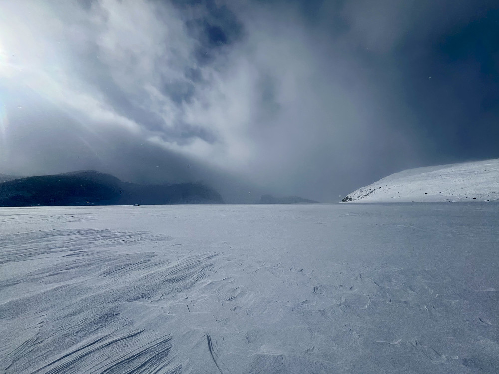 Vinden får godt tak på Styggebreen og former snøen i vakre formasjoner