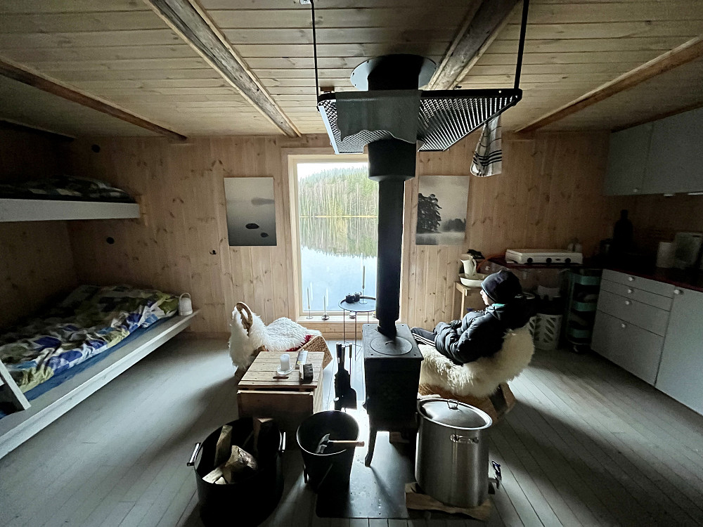 Avslappende å sitte å skue utover Røyrivannet fra Stallen.