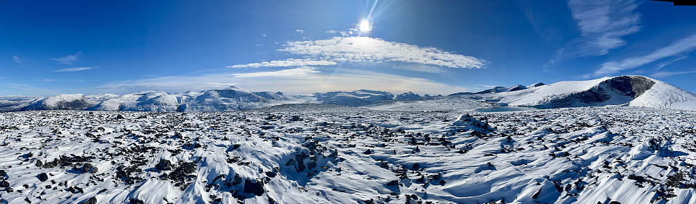 Et nydelig panorama fra Juvasshøe med utsikt til de omliggende toppene