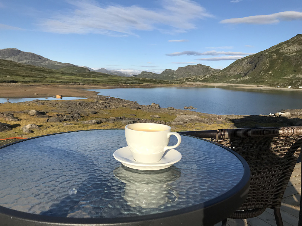 Jeg rakk en kaffe på Bygdin høyfjellshotell før båten til Torfinnsbu hadde avgang