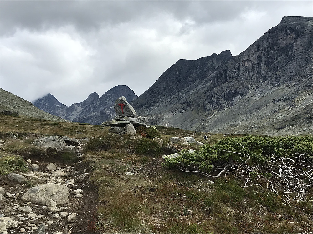 Opp Torfinnsdalen får man en flott skue mot Vestre Leirungstinden og Velse Knutsholdstinden. Store Knutsholdtinden er delvis dekket av skyer.
