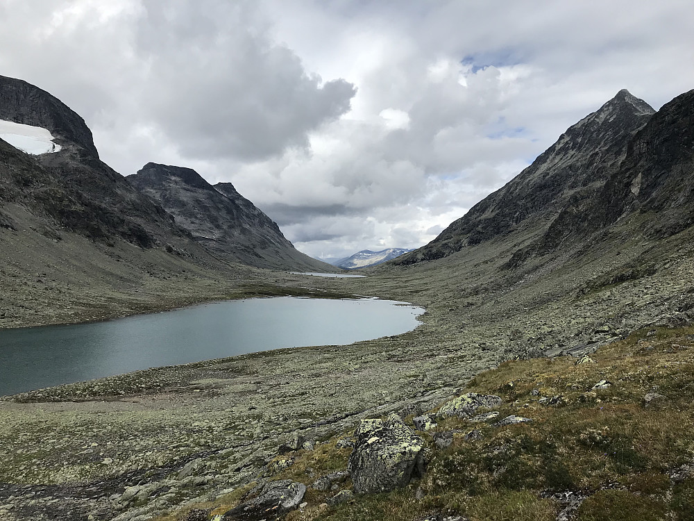 Innover Svartdalen med Store Knutsholstinden høyt der oppe til høyre