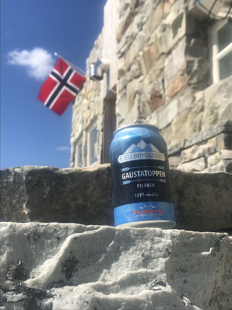 Nyter en lokal øl på Gaustatoppen turisthytte før jeg går ned til bilen.