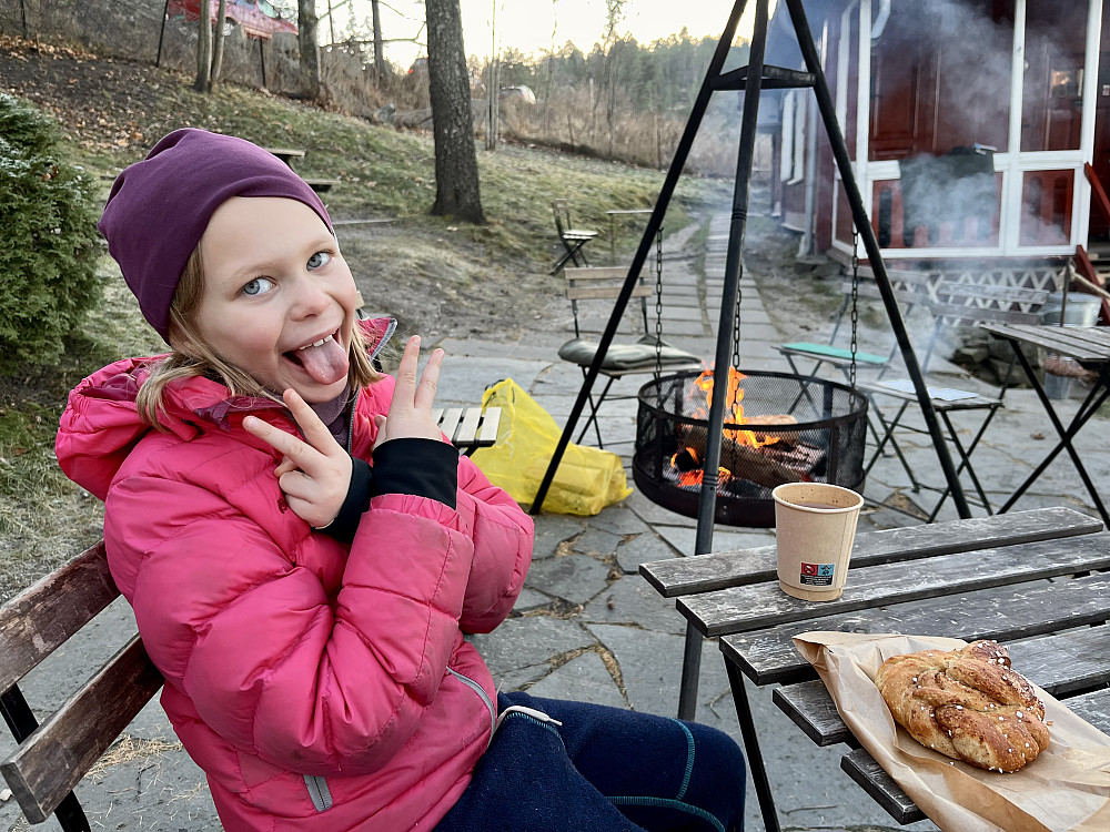 En fortjent kakao og kanelsnurr ved bålpanna hos Anne på landet