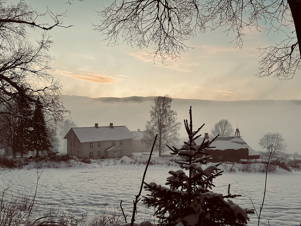 Klundby gård i vintersolnedgang