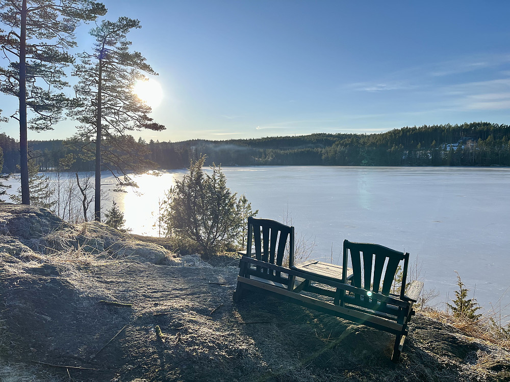 En flott uteplass med nydelig utsikt mot Ravnsjøen
