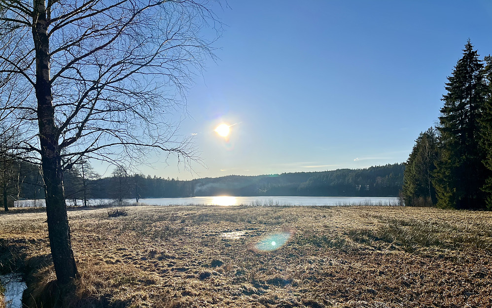 Sola stråler over Ravnsjøen