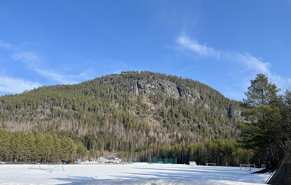 Jondalsåsen sett fra Jondalen idrettsplass