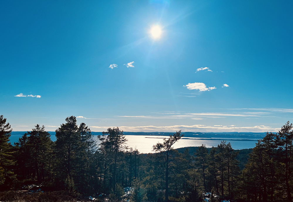 Utsikt mot Holmestrand. Langøya  tydelig midt i fjorden