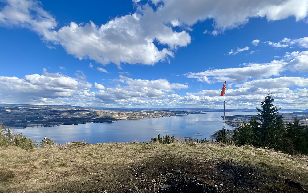Fra utsiktspunktet på Bangsberget kan man nyte denne fabelaktige utsikten mot Mjøsa