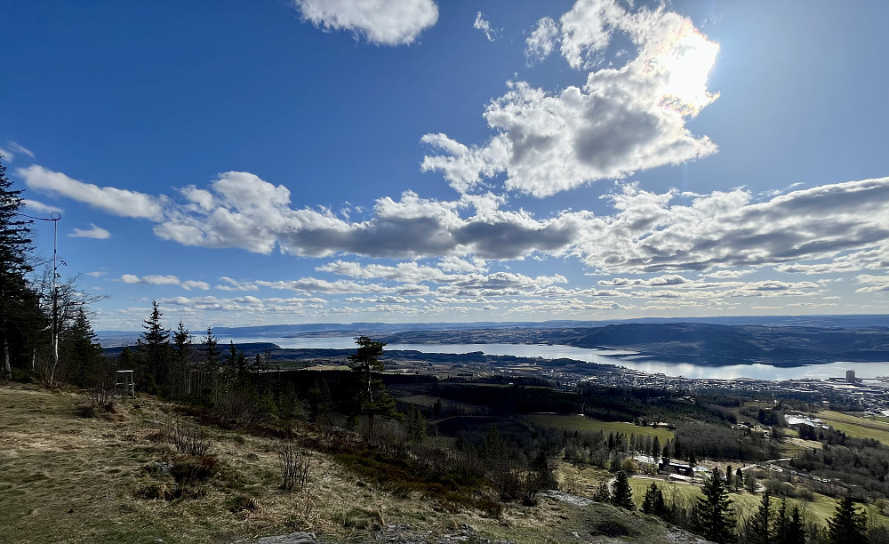 Nok en fabelaktig god utsiktstopp mot Mjøsa og Brumunddal.