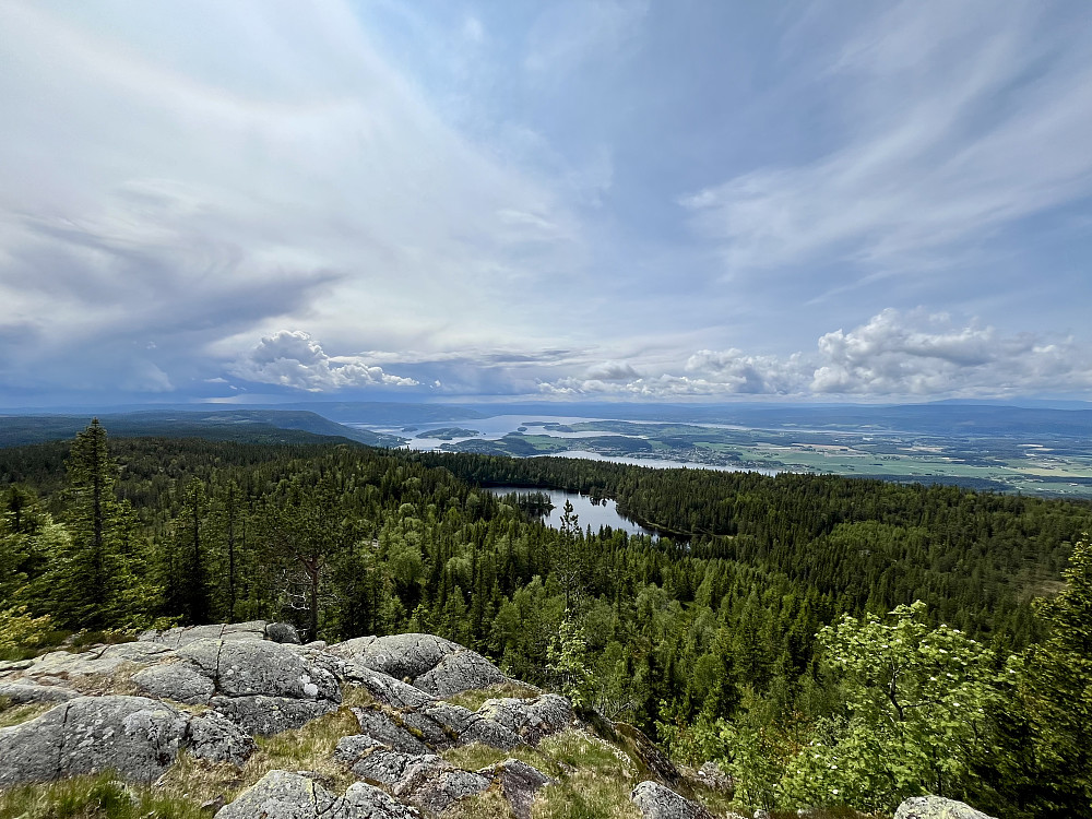 Utsikt Gyrihaugen med Migardtjern der nede. Lenger bak synes både Steinsfjorden og Tyrifjorden
