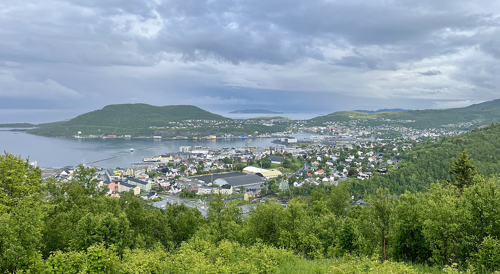 Harstad med Gansåstoppen sett fra Samaåsen