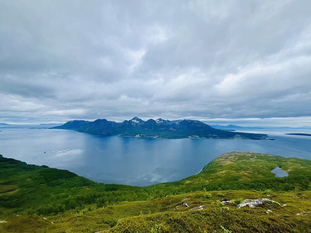 Fantastisk flotte Grytøya med sin høyeste topp, Nona, midt i bildet