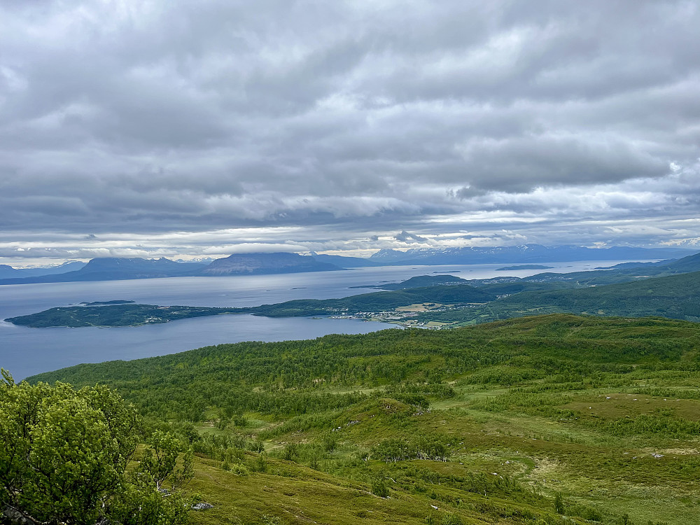 Trondenes strekker seg ut i havet. Rolla er synlig i bakgrunnen. 