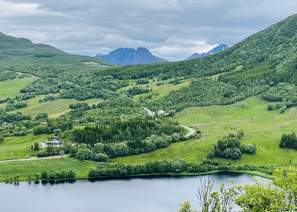 Utsikt over Botnvatnet  mot toppene på Grytøya