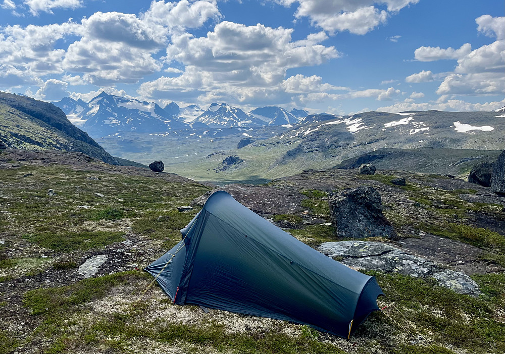 Etter Gjendebåten til Memurubu og innmarsj opp Memurudalen fant jeg en teltplass på flatene rett sør for høyde 1604 med fabelaktig utsikt mot Gjendealpene. Her er det forøvrig godt med plass til mange telt.