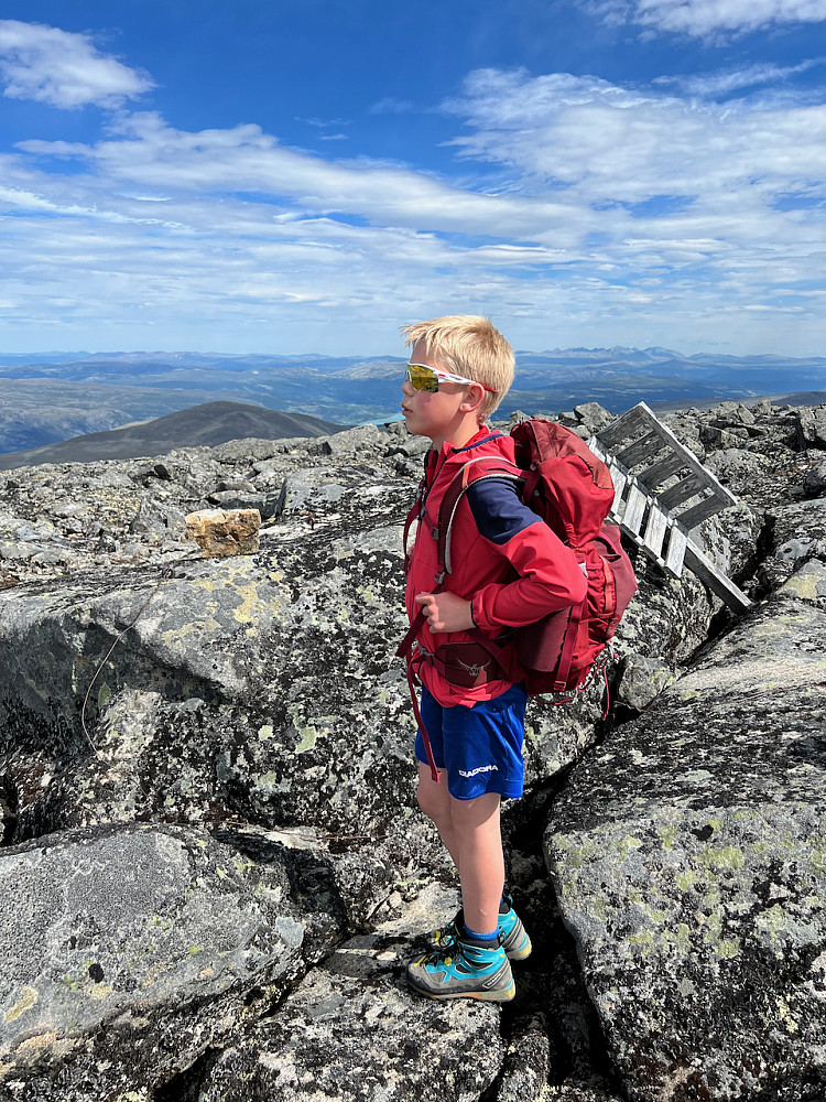 Oppe på Nordre Kvitingskjølen. Skal lete lenge etter meir anonym og flat topp, men med 20m pf må den noterast.