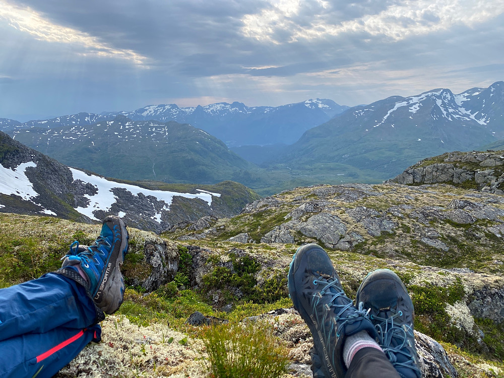 Det ble lang matpause på toppen i dag. Sommertemperatur og nydelig utsikt mot bla. Keipen, Felden mm.