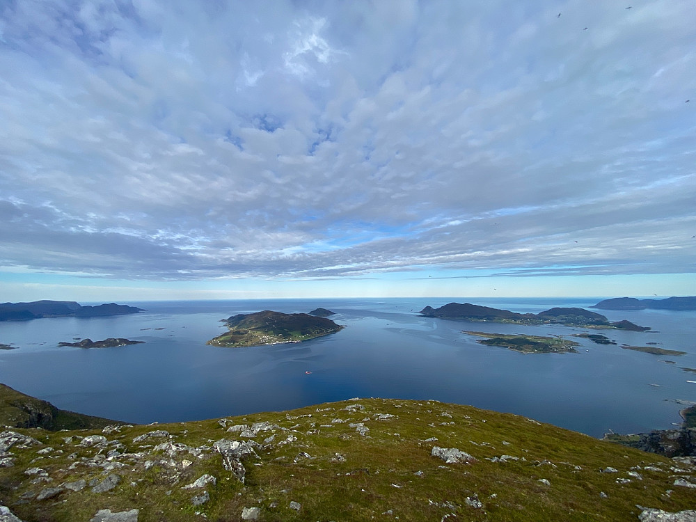 Utsikt fra toppen mot Kvamsøya og Riste.