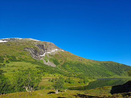 Vakna til knallblå himmel med utsikt mot Grøtet og Kilstivatnet