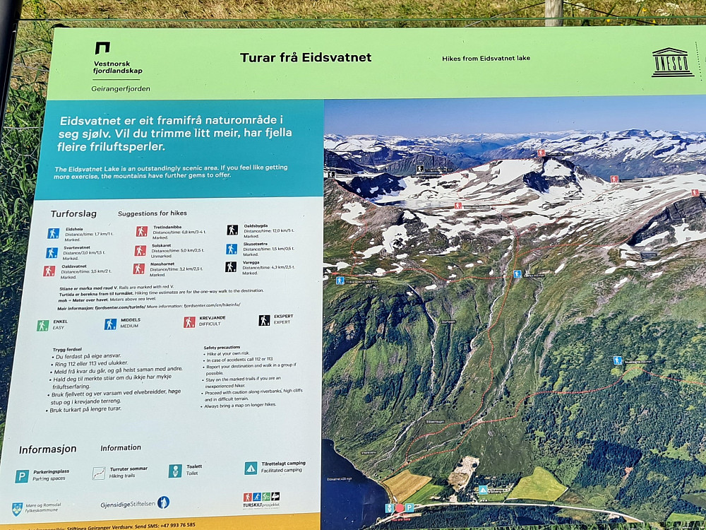 Tavle med turforslag på parkeringsplassen ved Eidsvatnet.