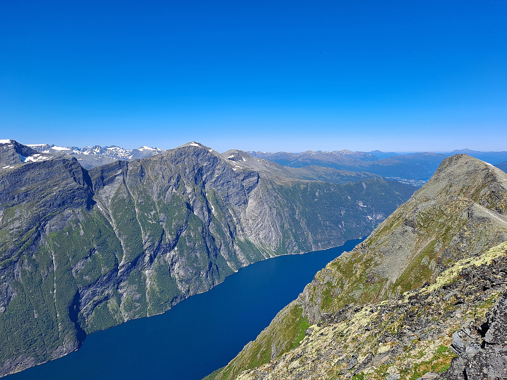 Nydeleg utsikt frå Vindshornet mot Sunnylvsfjorden og fjell i Stranda kommune, Fekk toppen heilt for meg sjølv, møtte berre ei dame i løpet av turen