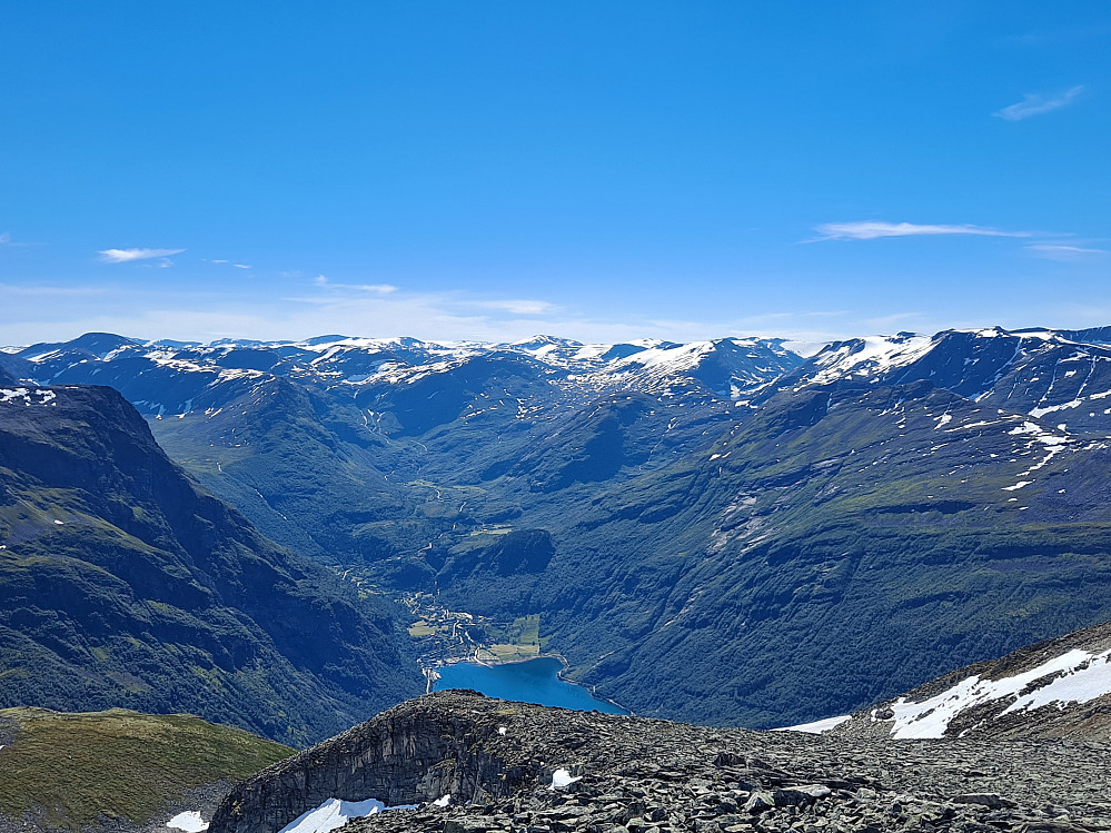 Flott utsikt mot Geiranger like før toppen av Eidshornet