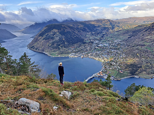 Den finaste utsikta mot Sogndal får ein på veg oppover.