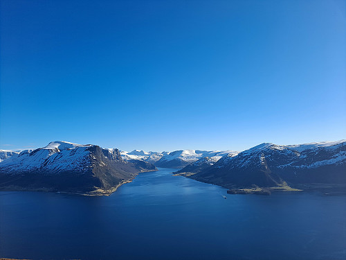 Flott utsikt mot fjella ved Syvdefjorden frå Veten.