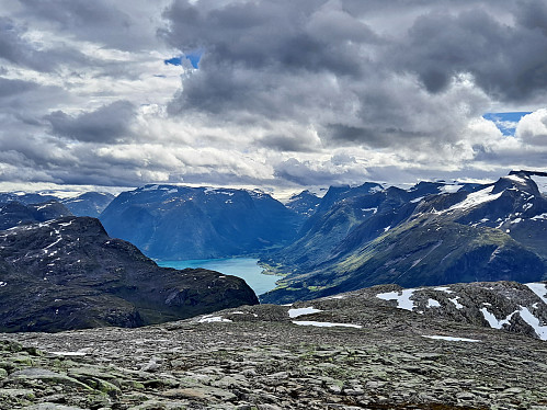 Frå Rasmusfjellet mot Oppstrynsvatnet