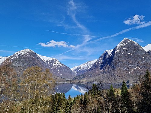 På veg mot Fosdalsetra, ser mot Hjelledalen, Hjellehyrna til høgre