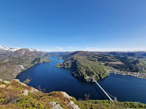 Imponerande flott sti oppover, og nydeleg utsikt mot Dalsfjordbrua, Dale og Dalsfjorden