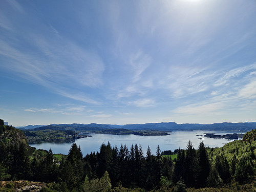 Veldig flott sti frå ferjekaia, og utsikta kom fort!