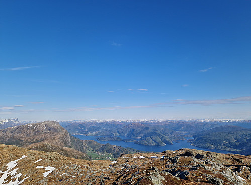 Litt kaving vidare til Nord for Blåfjellssåta. Flott utsikt mot Dalsfjorden!