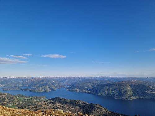 God sti ned att frå Bakkefjellet, og nydeleg utsikt første del av stien