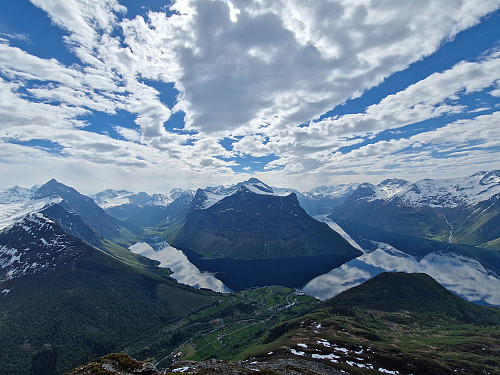 Jakta i midten.
Leknesnakken er den vesle haugen med skog til høgre.