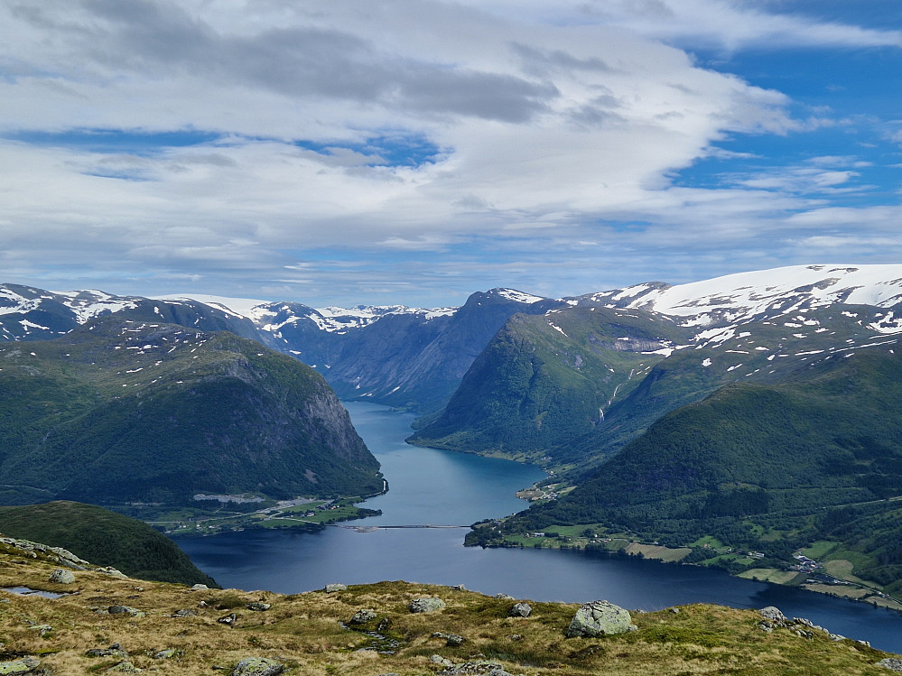 Fin utsikt mot Jølstravatnet og Kjøsnesfjorden når ein kjem ut av skogen.
