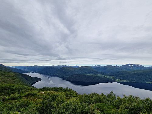 Flott utsikt mot Hornindalsvatnet frå Mosehaugane før regnet kom.