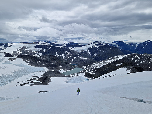Ned att frå Stryneskåla, Hellsetefjellet til høgre