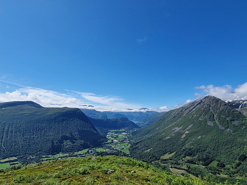 God sti til Gjerdsegga og flott utsikt over Valldalen når ein kjem ut av skogen!