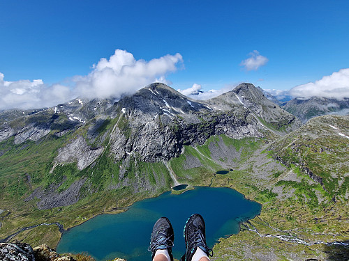 Ser rett ned på Brekkevatnet frå Berlifjellet