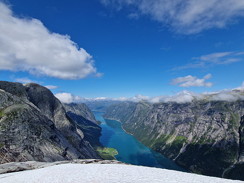 Nydeleg utsikt mot Kjøsnesfjorden frå Tuva!