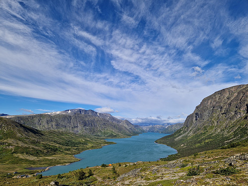 Mot Gjende. Starten av stien er den same som til Besseggen. 
Eg parkerte ved Gjendesheim (parkering berre for dei som overnattar der)